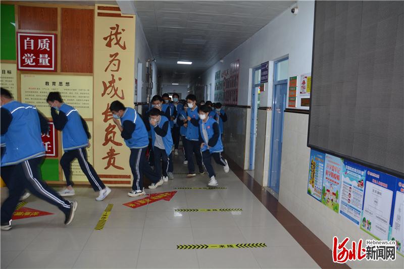 邢台十中举行消防紧急疏散演练