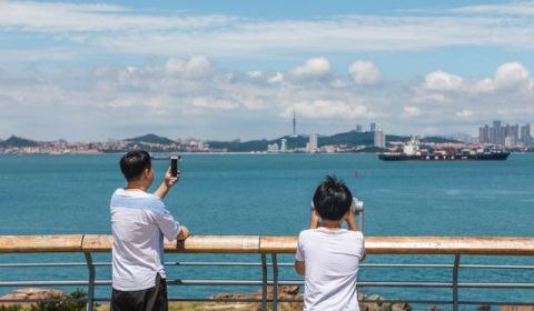 从西海岸眺望东海岸 欣赏蓝天下的青岛之美