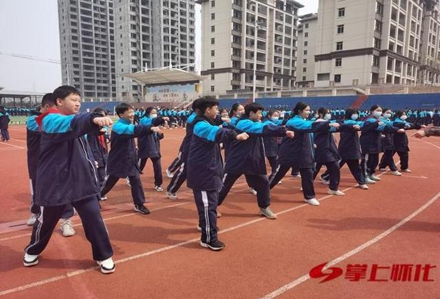 宏宇中学:初一学子军训提素质