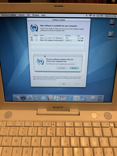 21岁的老苹果笔记本开机连上Wi-Fi 竟然还能收到系统更新！网友：画面美到想舔