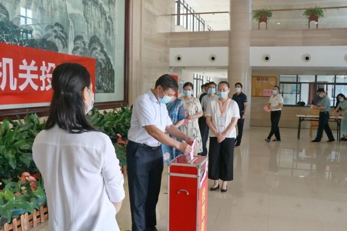 蔡溪以普通选民身份参加天元区人大代表选举投票