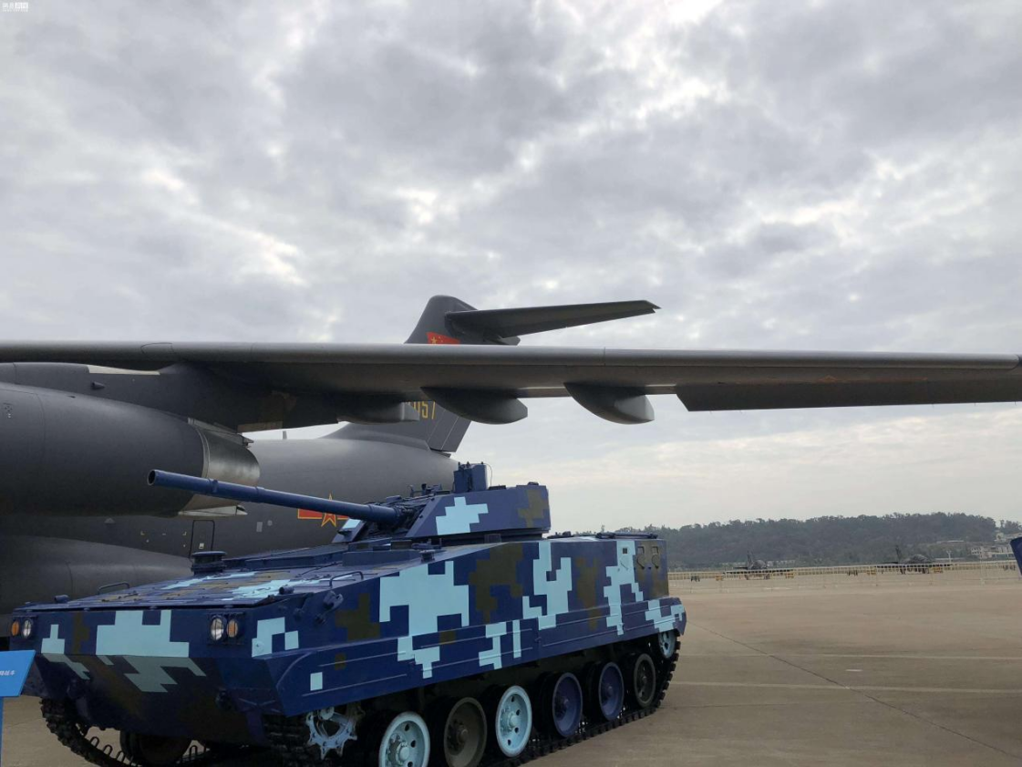 图为运20与其可以投送的装甲车