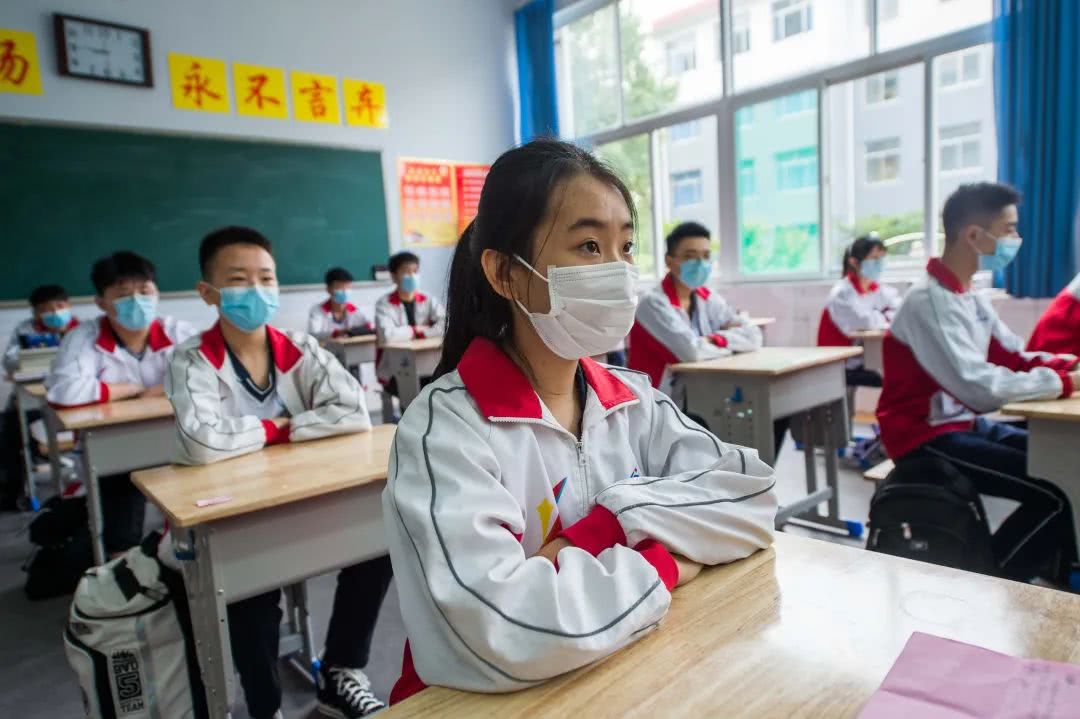 各地开学在即,孩子不打疫苗不能上学?教育司司长王登峰给出答案