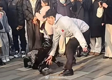 猝不及防：机器人跳舞摔倒 男子上前查看瞬间脸被踹破