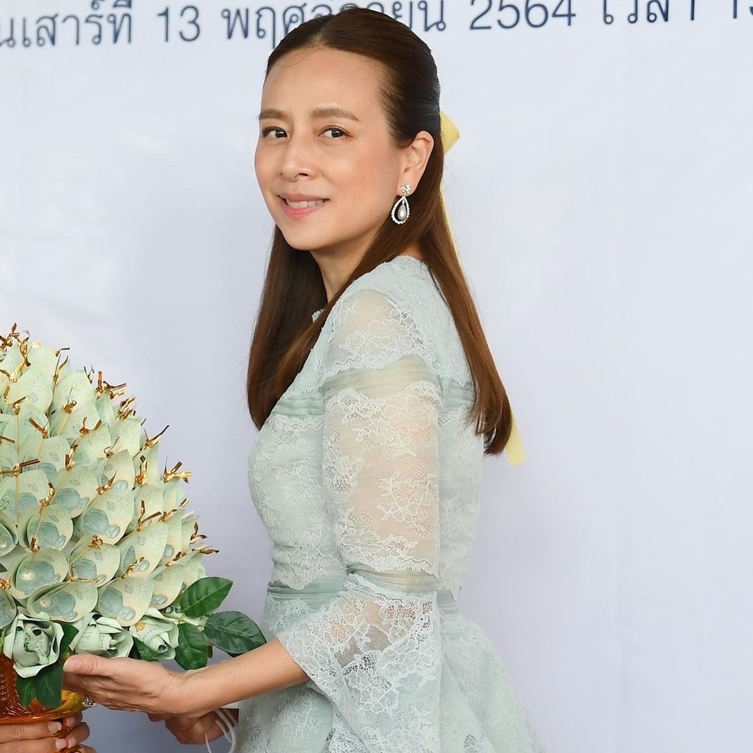 "冻龄女神"伍伦盼好美,和女儿合照像姐妹!穿蛋糕裙清新如少女