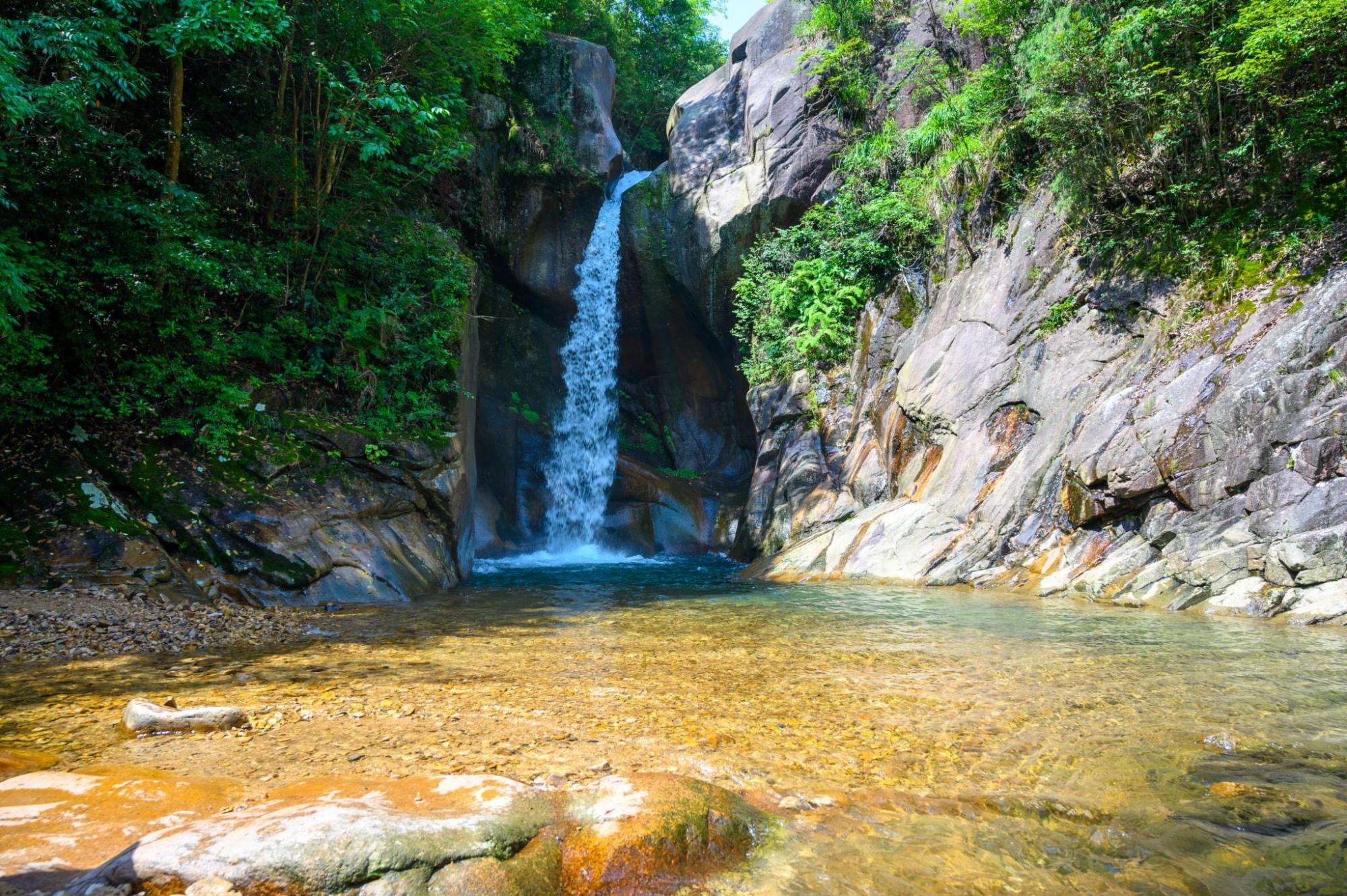 浙江有座奇特的飞瀑,巨石横跨瀑布之上,被誉为"天下第一奇观"