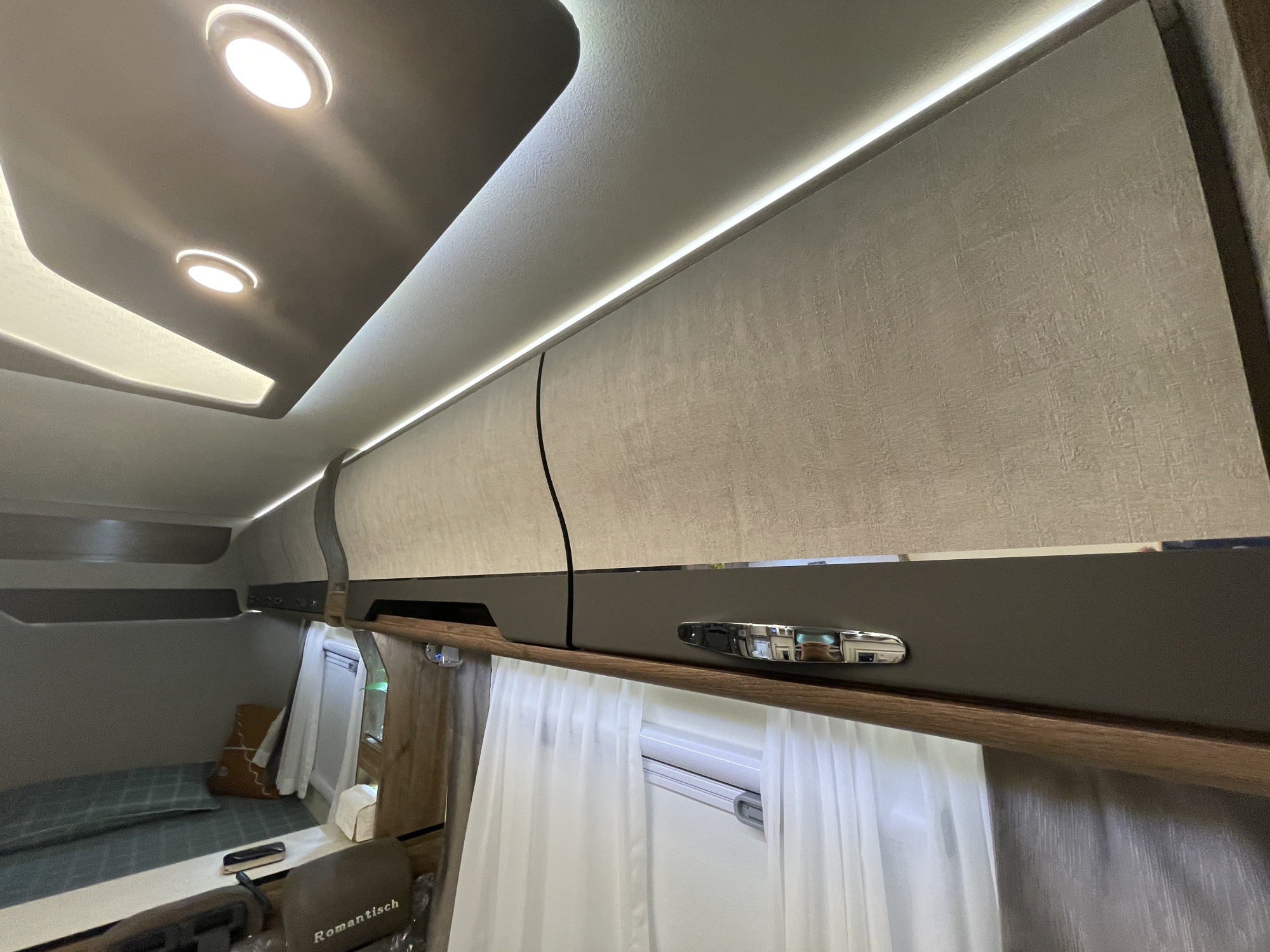 罗曼1号c型房车,颜值在线的实力派,标配1200ah锂电1000w太阳能