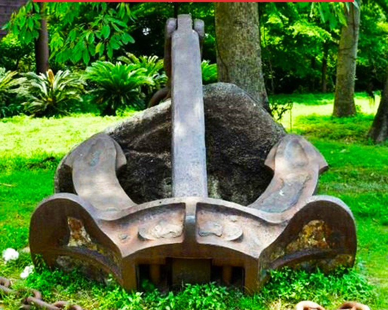 华丽的铜船锚雕塑-一艘特殊的漂流之舟