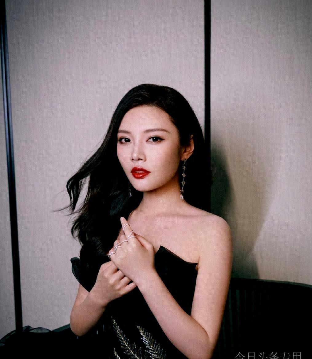 徐冬冬:王晶与沈腾的交替捧红之路,从"乳神"到巅峰女星