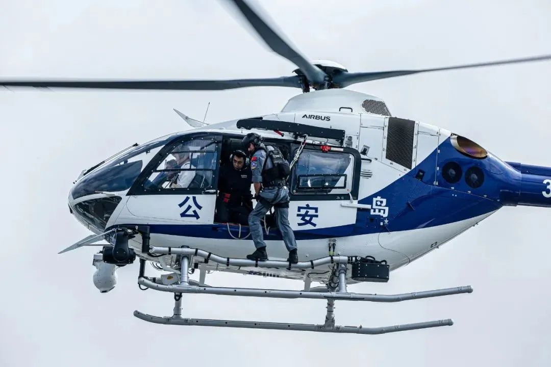 展现警务实战力量!青岛首架警用直升机在奥帆中心首航