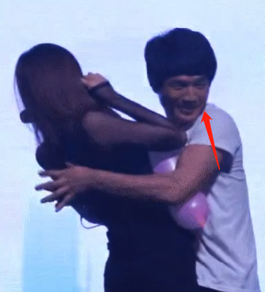 韩国女团exid与男粉丝互动,贴身挤气球举止引争议,网友:没眼看