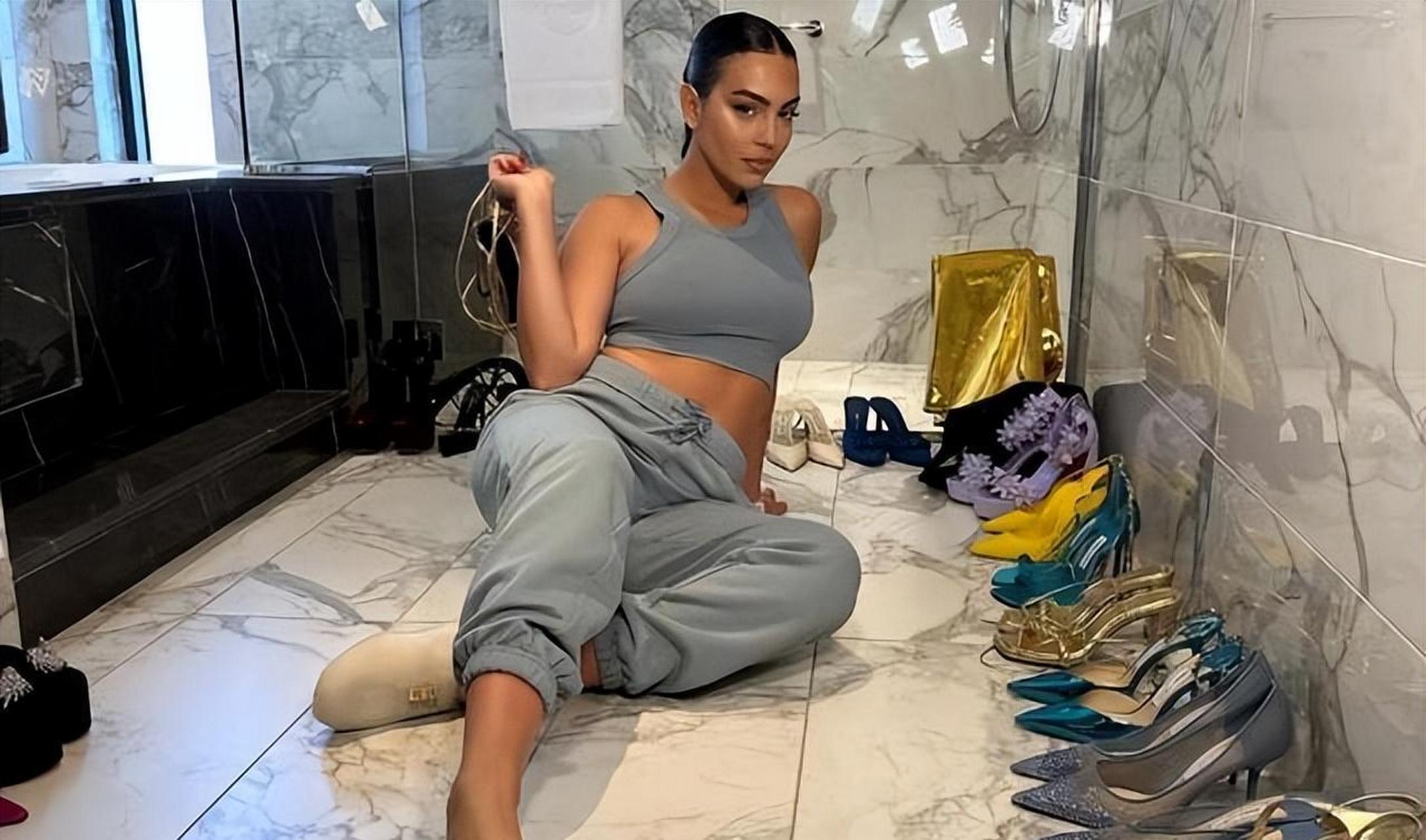 c罗女友乔治娜在个人社交媒体账号分享了数张美照,她称这是自己的工作