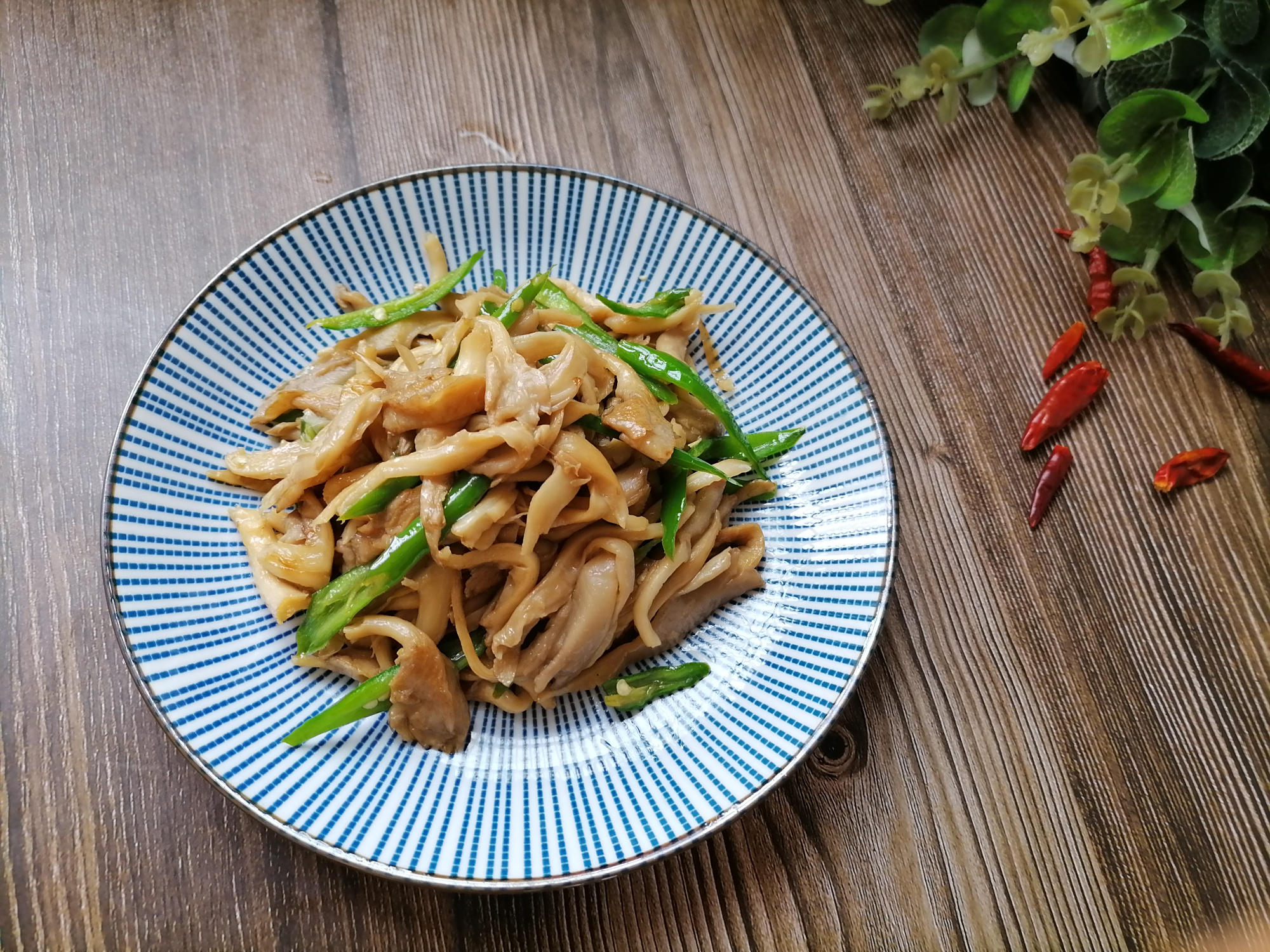 入伏后胃口不佳,试试这道清爽美味的素炒菌菇,简单快手又开胃