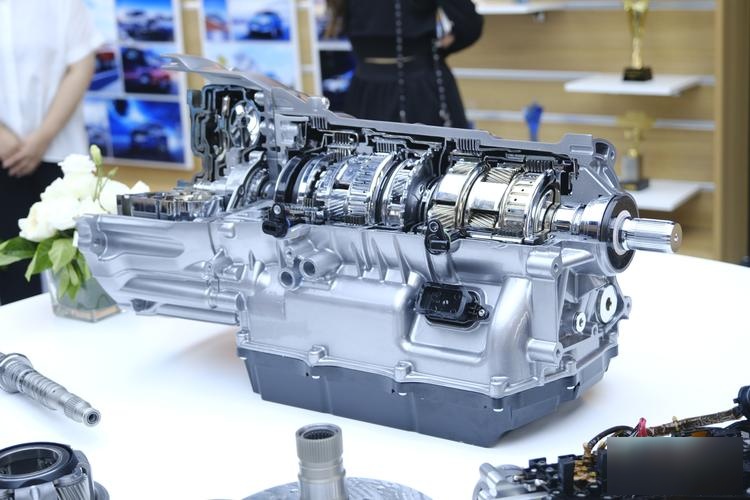 1,哈弗h9采用了德国品牌采埃孚的8at变速箱,其车身尺寸具体为:长度485