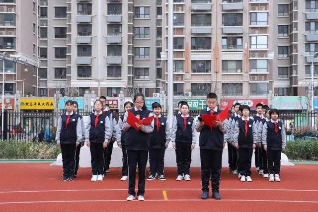 致敬祖国英雄!济南市天桥区宝华中学举行主题升旗仪式活动