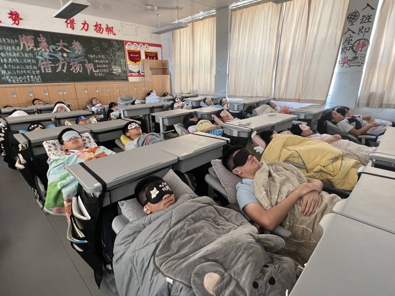 作为全区首家推行躺睡模式的中学,温州市双屿中学配备的多功能座椅