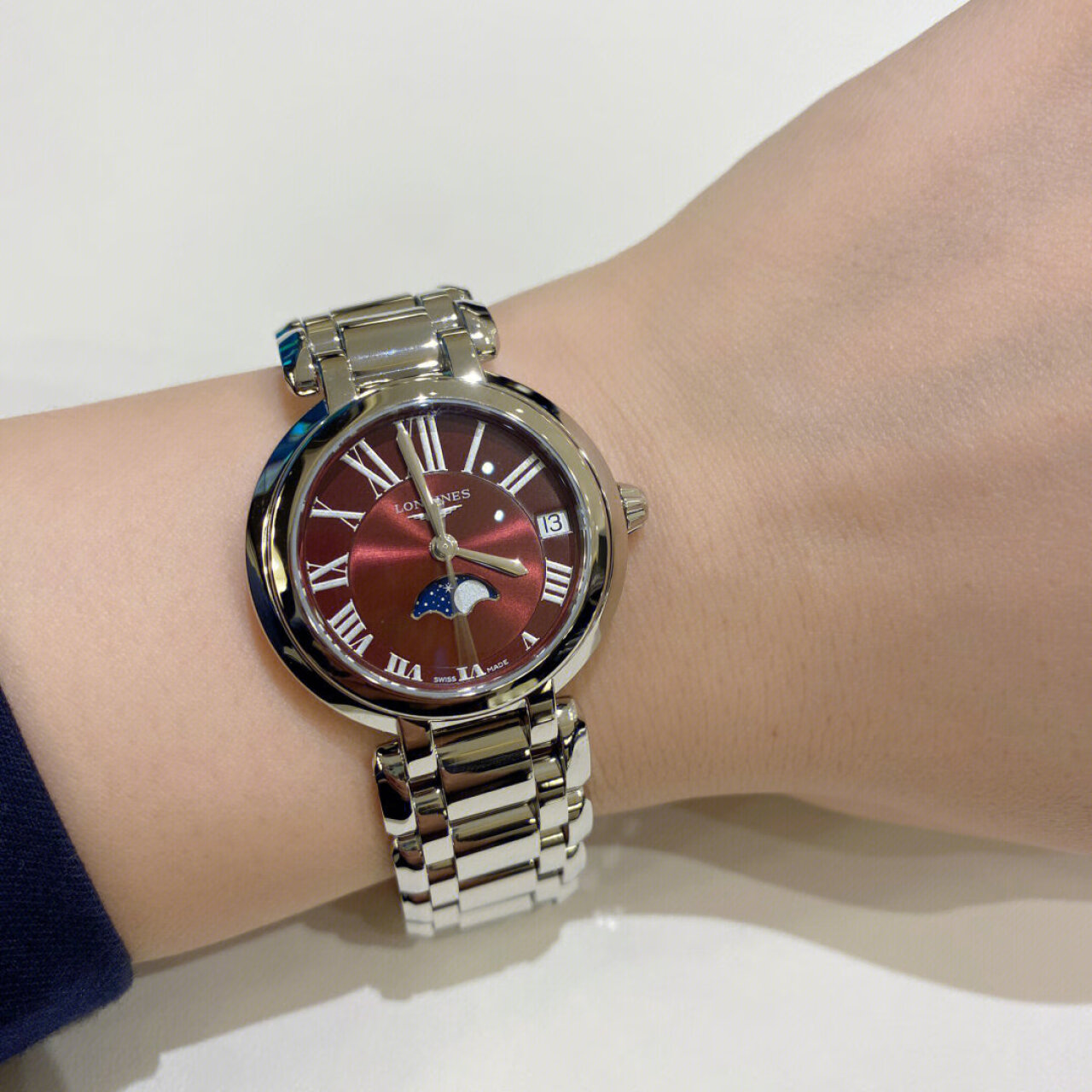 浪琴心月系列石英钢带女表,让你成为职场女性的风采代表