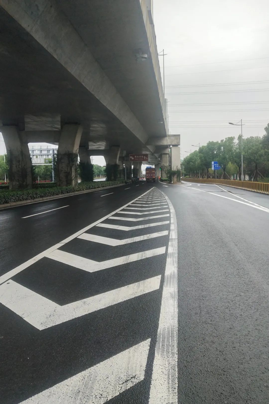 南北向交通主干道,在苏相合作区与观塘路交汇,交汇处为一个t型交叉口