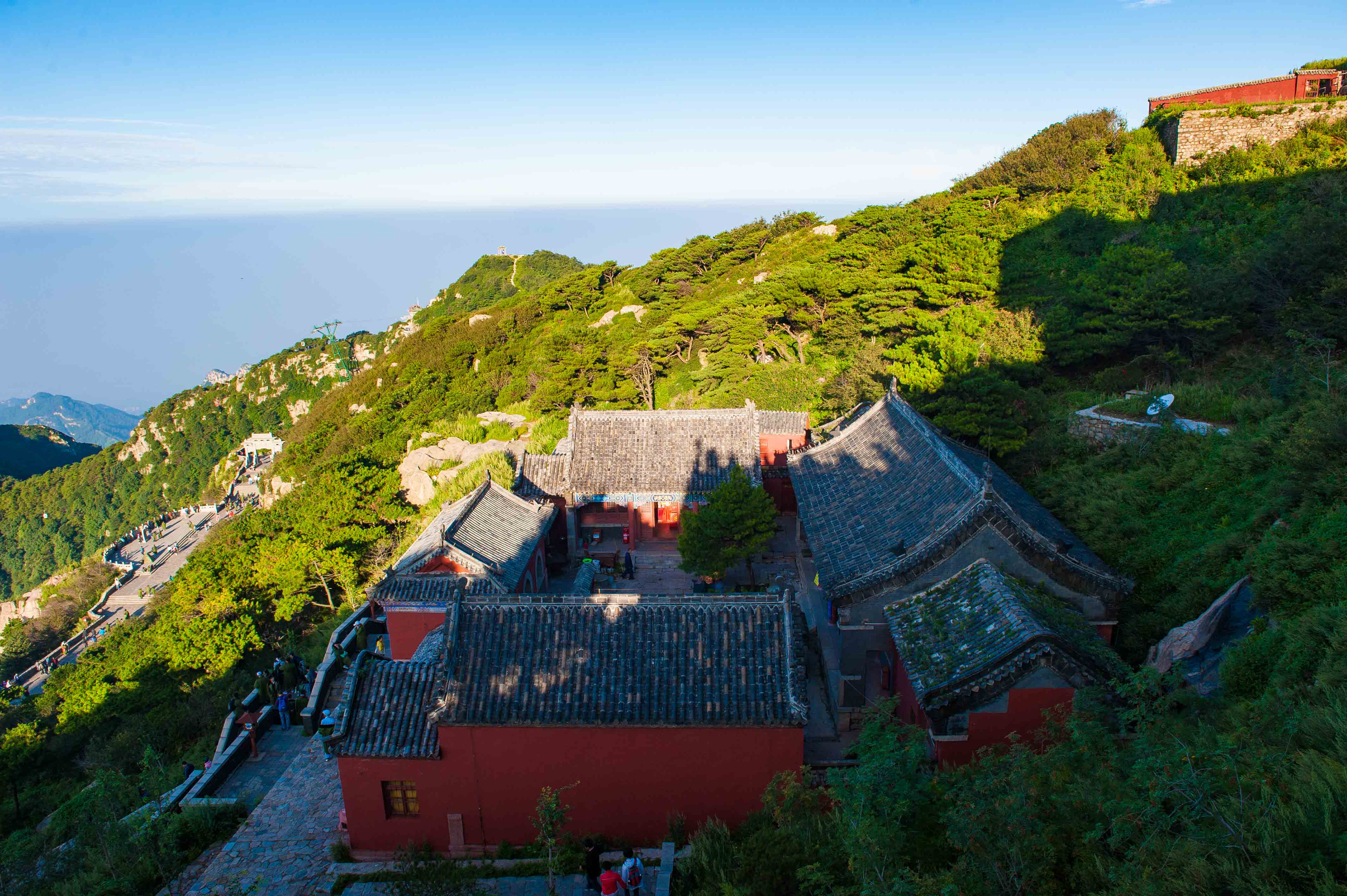 泰山五岳之首以雄奇景色与深厚人文著称,世界双重遗产的三个看点