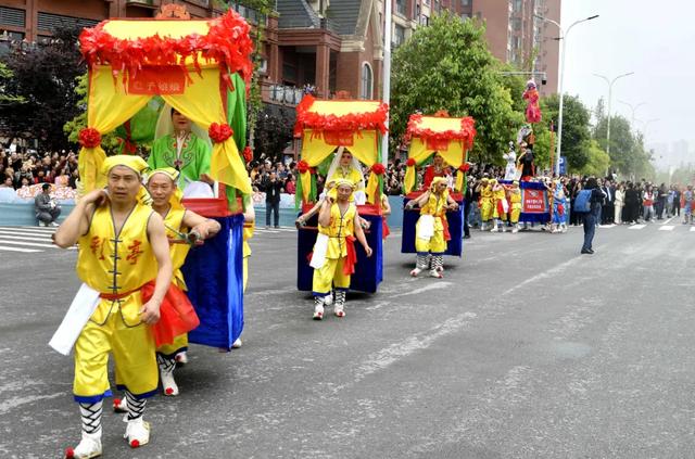 四川有个"小重庆",这里的人8米高空行走,吃的东西大卸八块