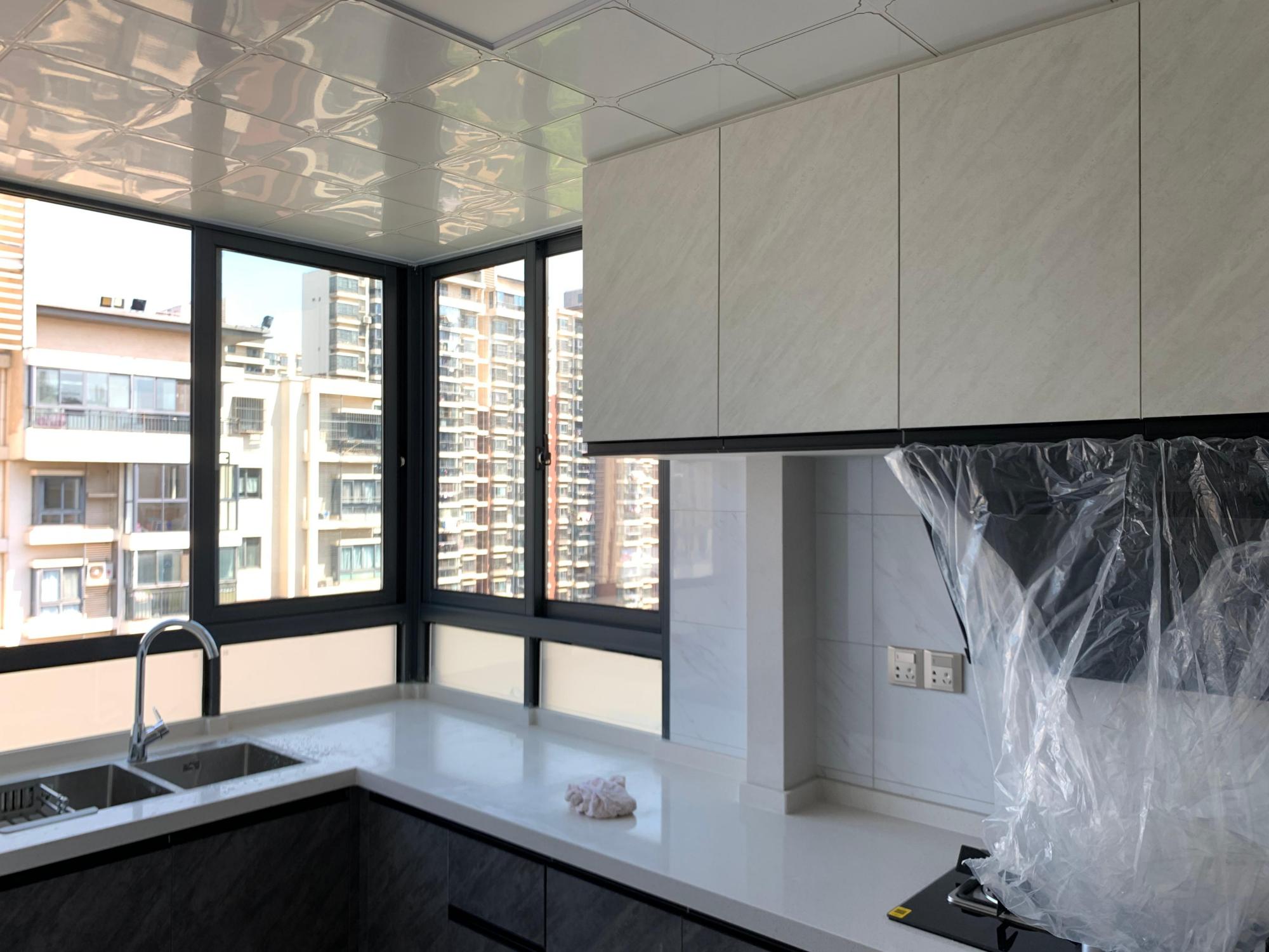 更方便主人烹饪美食,"l"型的窗户,让整个厨房显得干净透亮