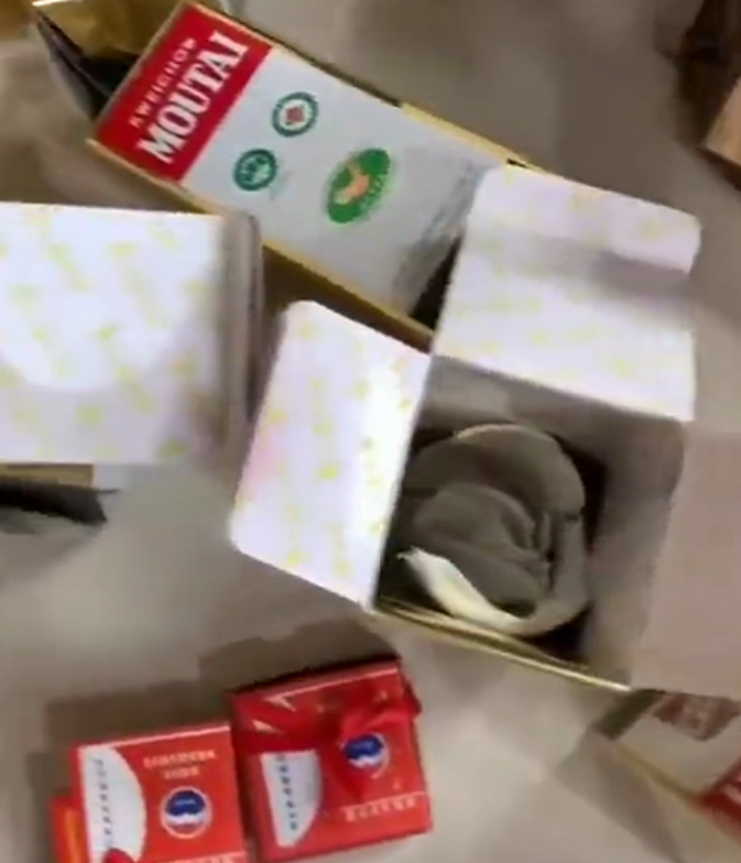 安徽男子邮寄茅台途中碎3瓶,快递员一脸凝重,"顶多赔三千"