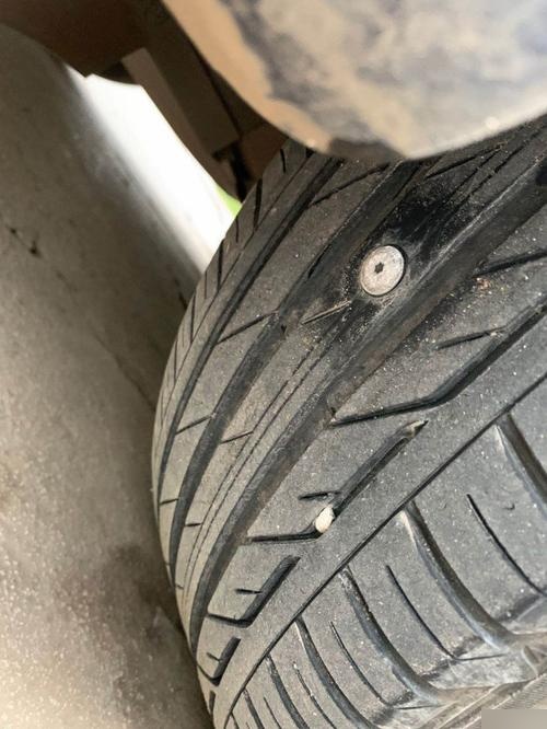 轿车轮胎被螺丝钉扎漏气了怎么办