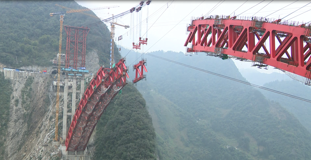 云南第一座"公路上承式钢箱桁肋拱桥"白水江特大桥主拱圈吊装完成过半