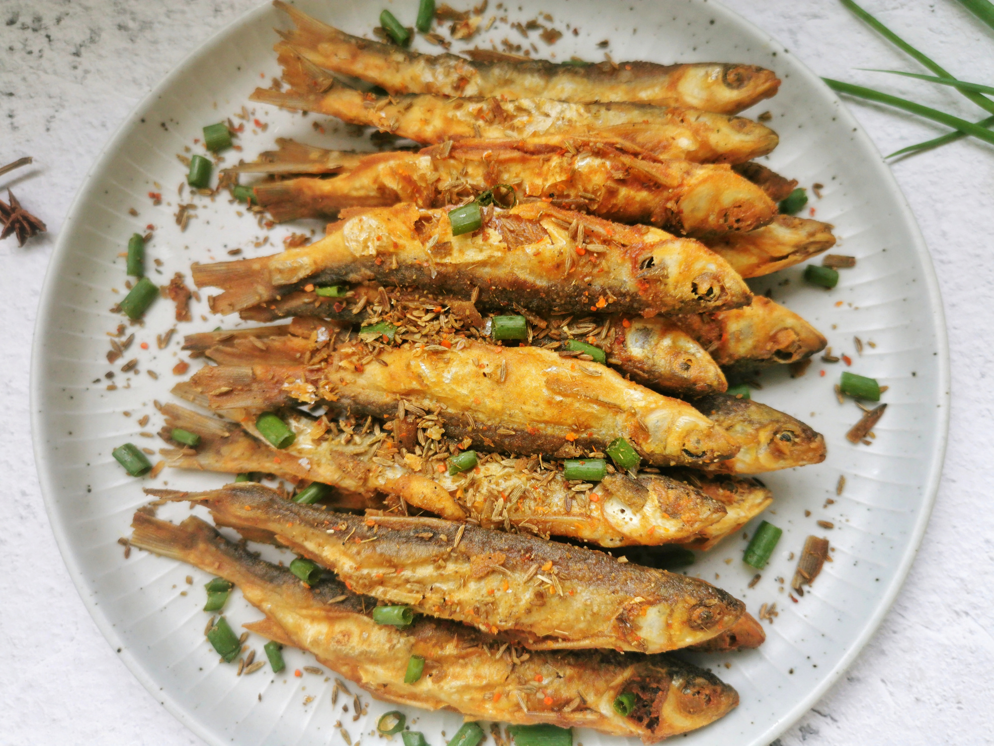 白条鱼怎么做好吃?分享农村家常做法,焦香酥脆,连刺都能吃