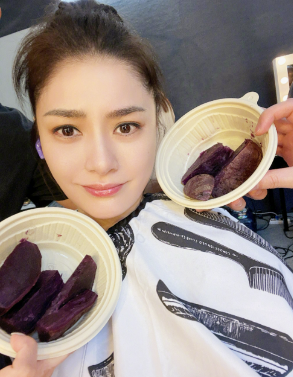 41岁阿娇晒"美食,为减肥一天只吃7块紫薯,委屈噘嘴好可爱!