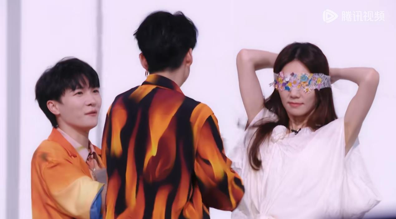 舞台2023:刘逸云甜蜜撒糖,疯狂互撩,周深再现表情包,笑喷全场