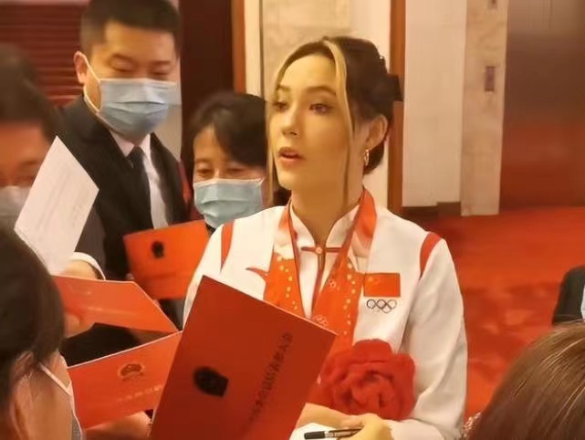 胸前大红花好喜庆!北京冬奥会表彰大会现场,谷爱凌团宠坐实