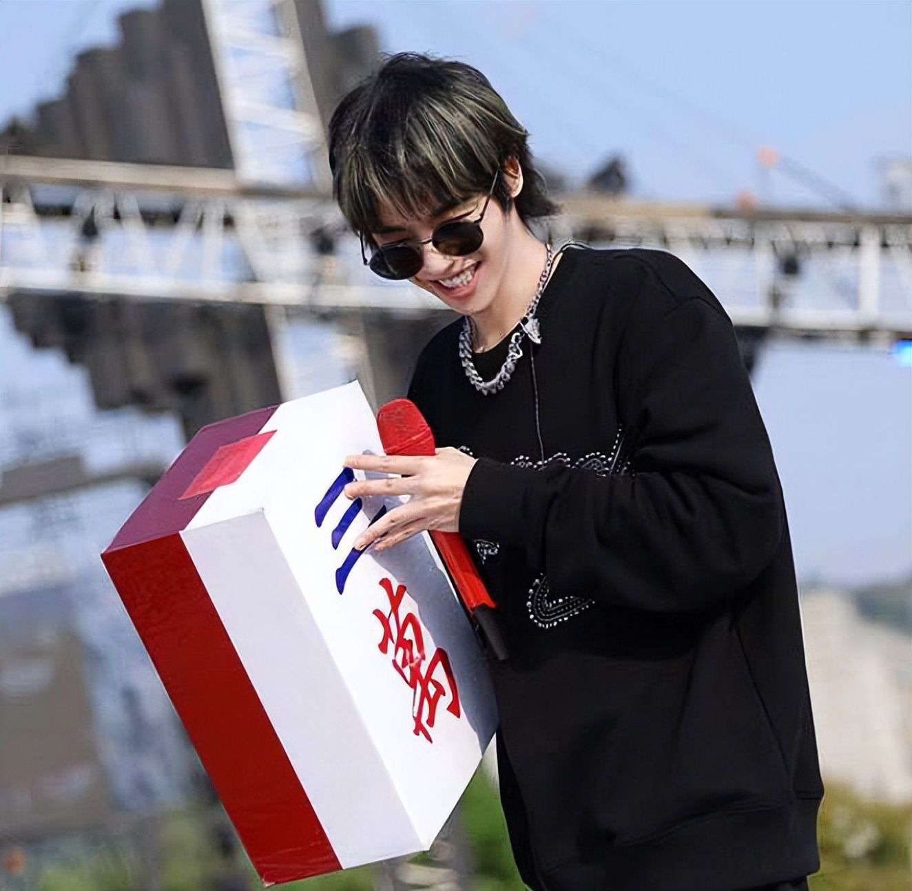 华语乐坛永远的神!华晨宇演唱会现场花式卖萌,跟粉丝隔空互动