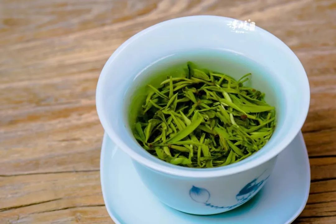 今年自然也不会例外,包括了特级的鸠坑毛尖和鸠坑红茶,有单罐和礼盒装