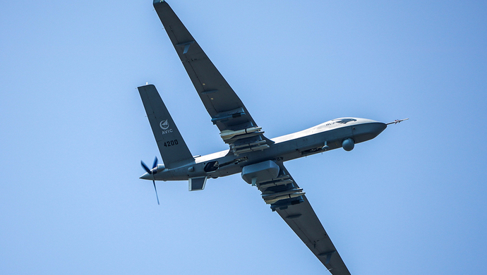 "翼龙"-1e首飞成功!无人机家族再添新成员,没有信号也能御风回家!