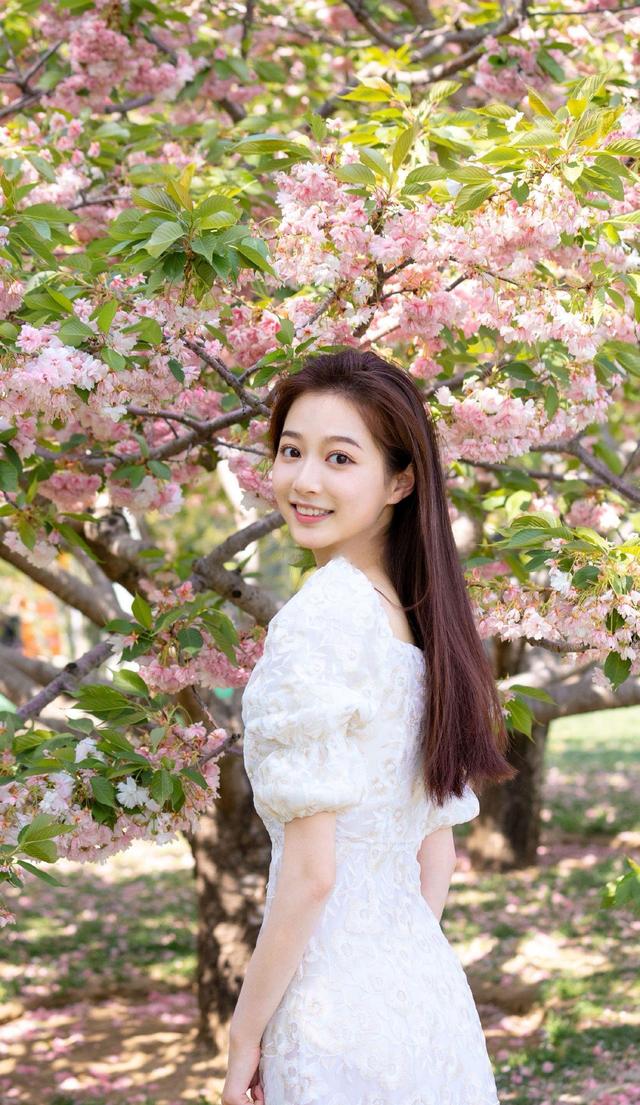 最美朗诵员冯琳走红,高考607分超一本线19分,获复旦保研资格