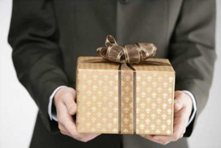求人办事时,是先送礼还是后送礼?记住这6个原则,人脉越来越广