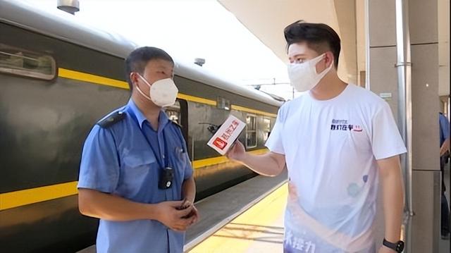 纯悦一瓶水接力·第五季:高温下的坚守 铁路行李员 战暑运 保畅通