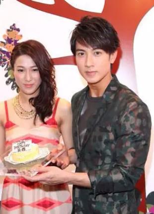 钟嘉欣18岁参加选美获奖,五官有点像吴尊,从小崇拜郑伊健