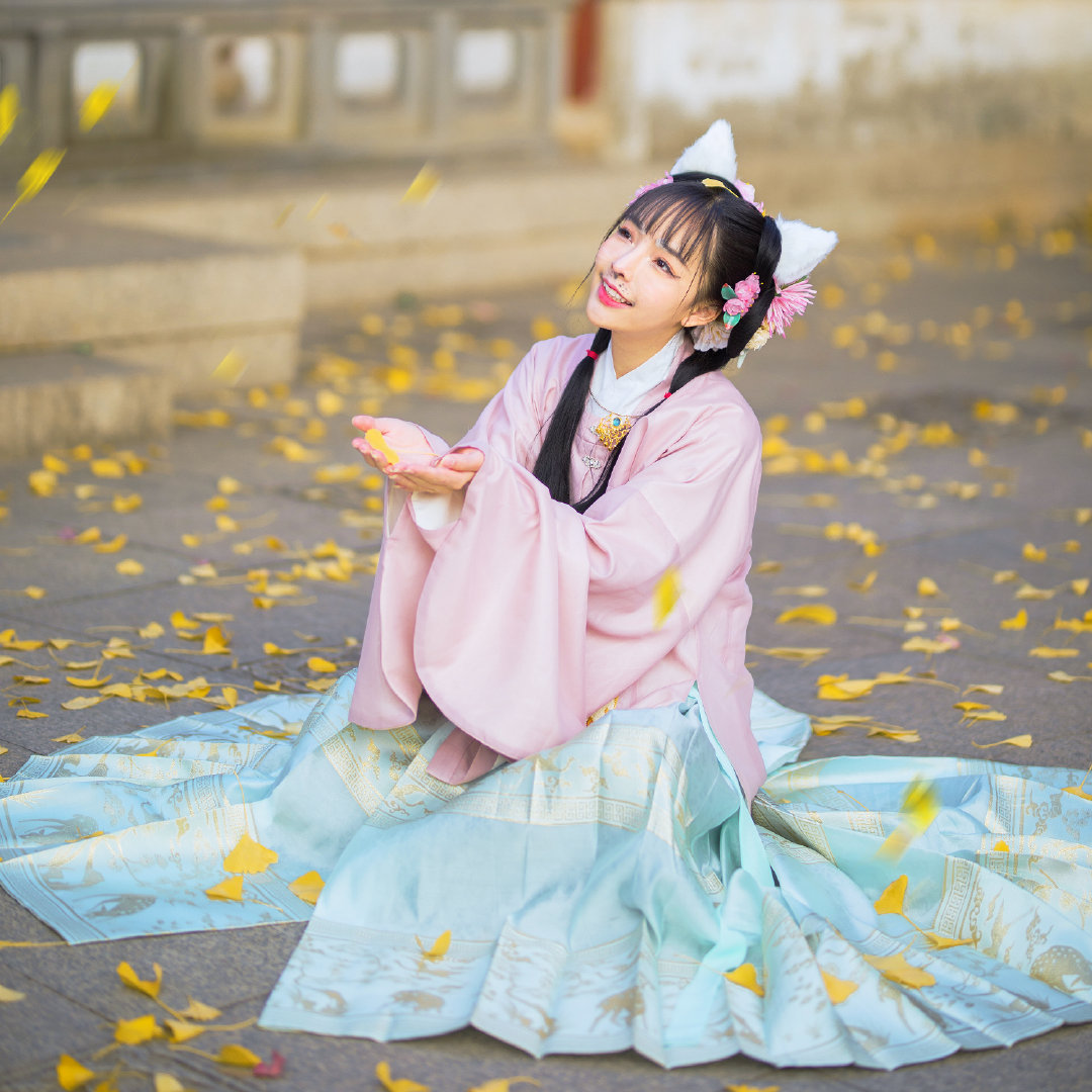 当汉服遇上"猫耳朵",无敌可爱!网友:我家的猫咪成精了!
