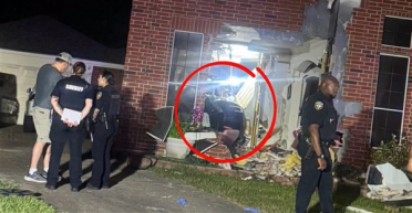 特斯拉车主猛踩油门超速撞塌民宅致人死亡：曾嫌FSD开车太保守