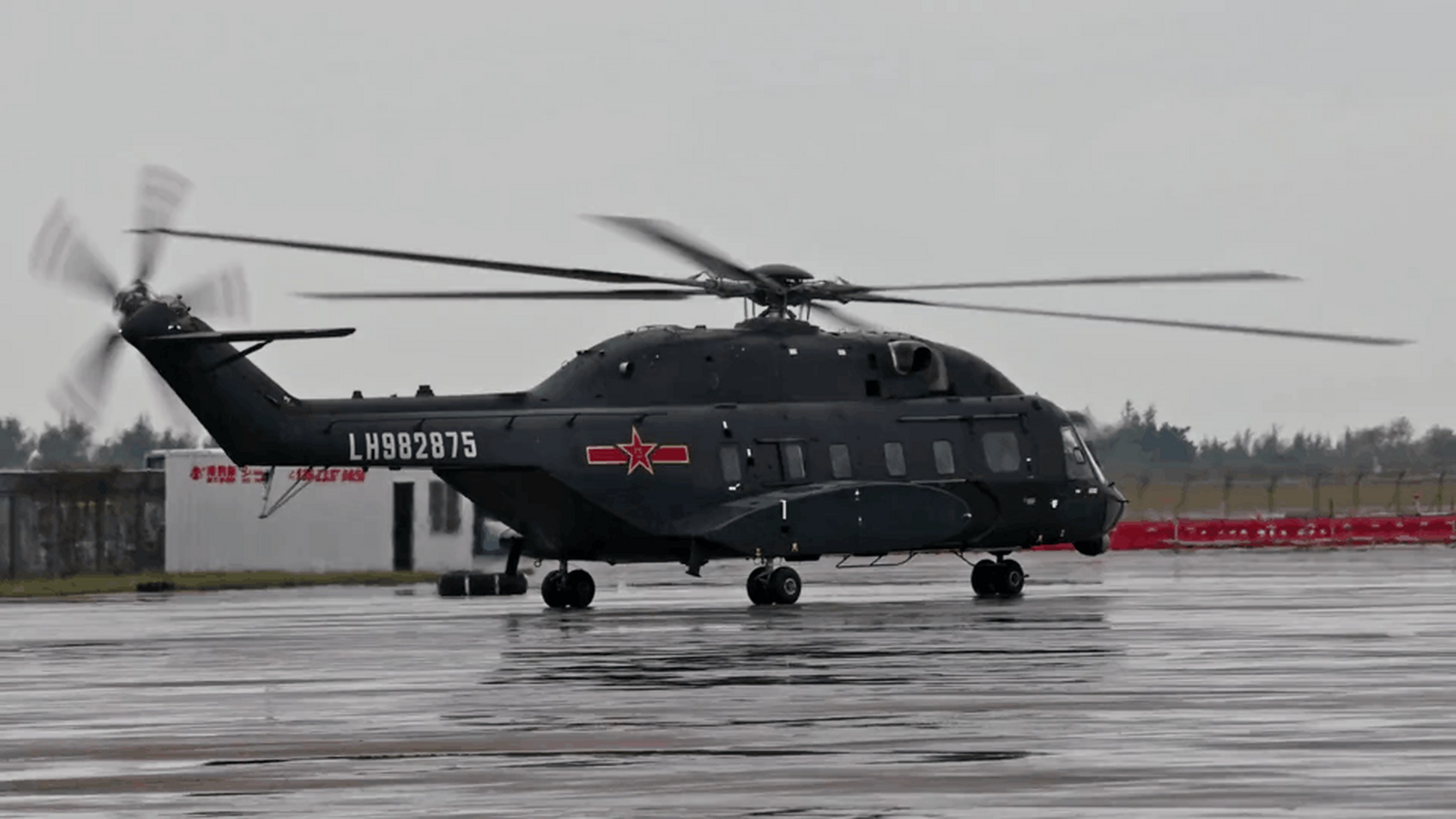 直8l宽体直升机,可运载全地形山猫突击车,执行空降特种任务