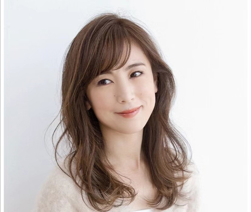 女人到了四十岁之后选择发型要慎重!试试这几款长发,温柔又高级