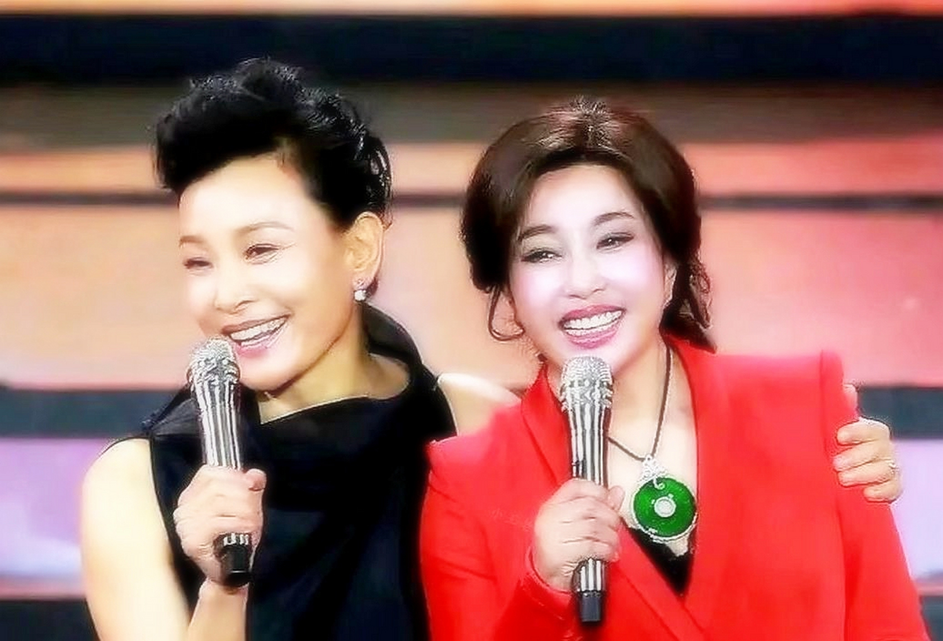 刘晓庆和陈冲的友谊依旧.他们曾一起获得"百花奖".