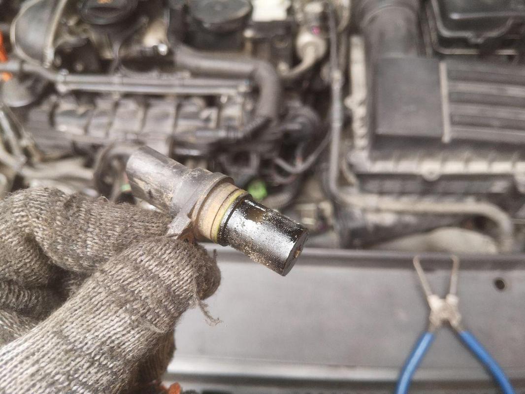 曲轴位置传感器的拆装