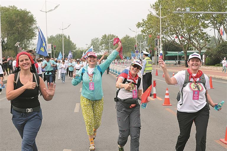 第二十一届大连国际徒步大会昨日举行 十二万人漫步"甜蜜"中