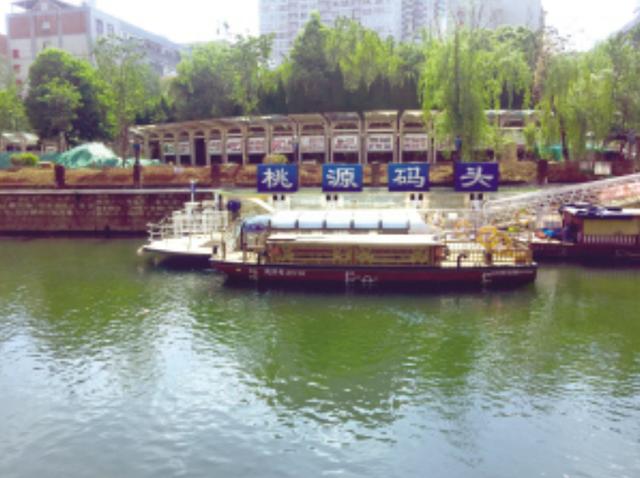 昆明桃源广场围挡两月不施工!市民从门缝一看,蒙了!