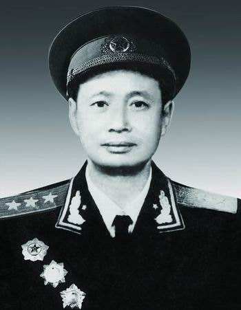 他是原南京军区副政委,38岁授少将,亲家女婿都被授予了上将军衔