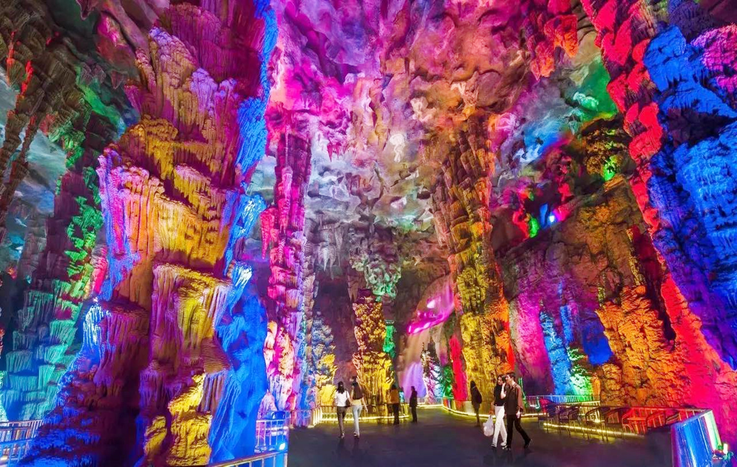 山东有一处地下大裂谷景区,以"龙宫"取名,共有五大模块