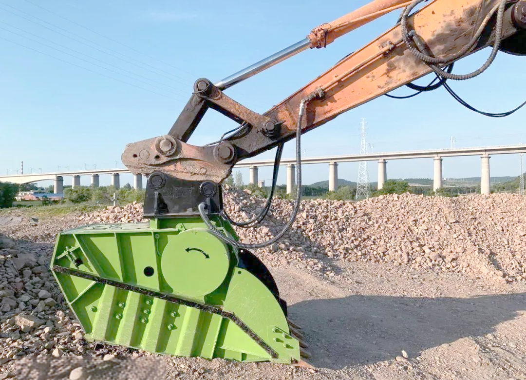 挖掘机破碎斗的多功能应用与液压鄂式破碎机的定制服务